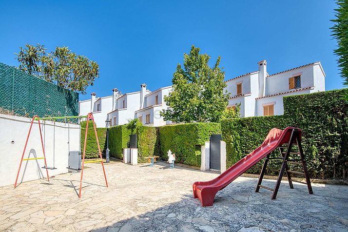 maison avec piscine et 4 chambres !