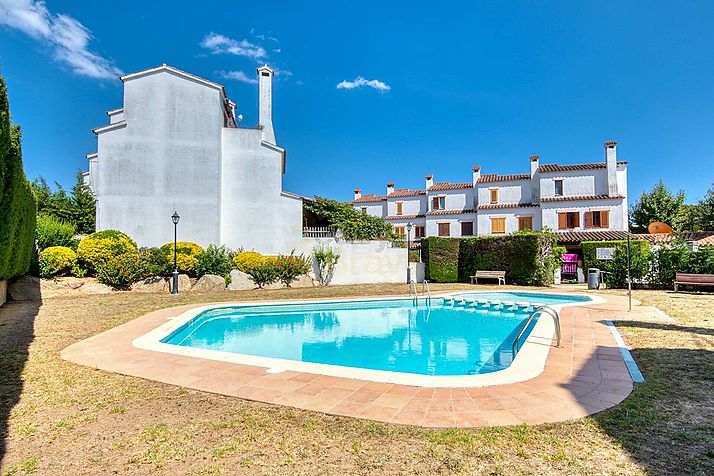 maison avec piscine et 4 chambres !