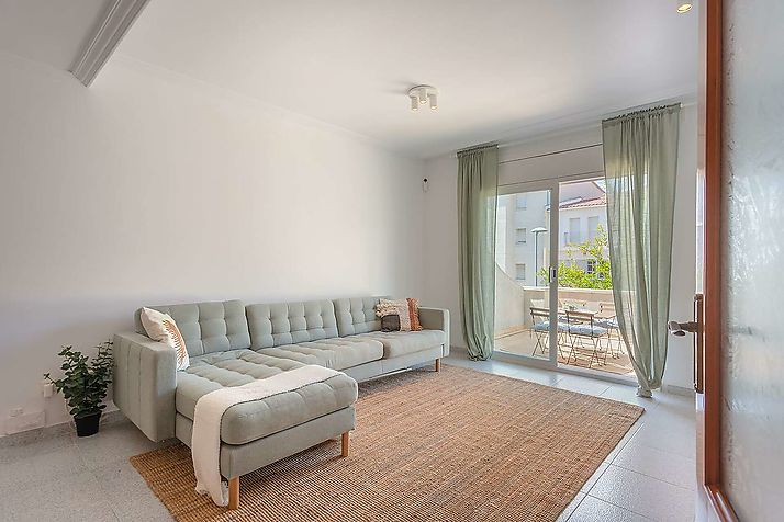 Spektakuläres Haus mit Blick auf das Meer und die Berge.