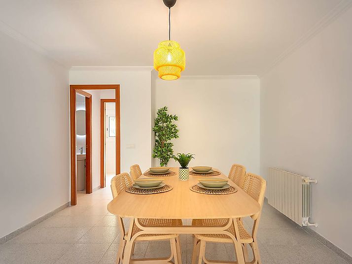 Spektakuläres Haus mit Blick auf das Meer und die Berge.