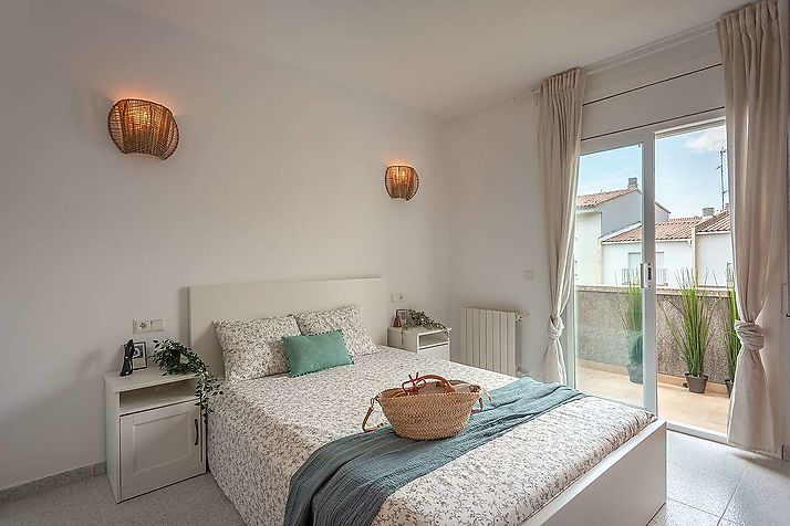 Spektakuläres Haus mit Blick auf das Meer und die Berge.