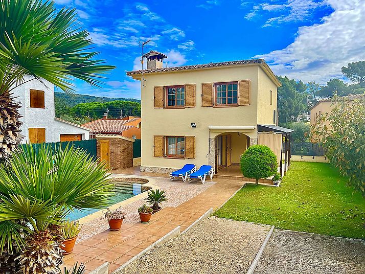 Detached house with garden and pool, 4 double bedrooms.