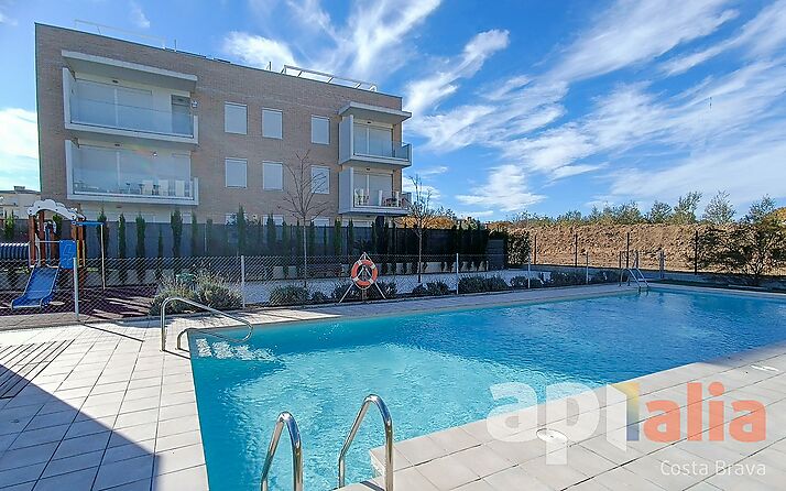 Appartement semi-neuf avec piscine commune