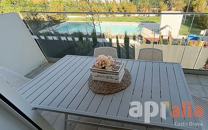 Appartement semi-neuf avec piscine commune