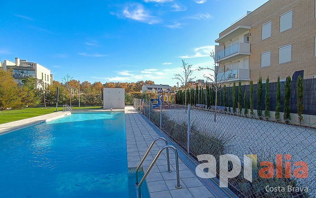 Apartament semi-nou amb piscina comunitaria
