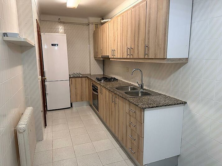Appartement à Girona, avec garage et débarras.
