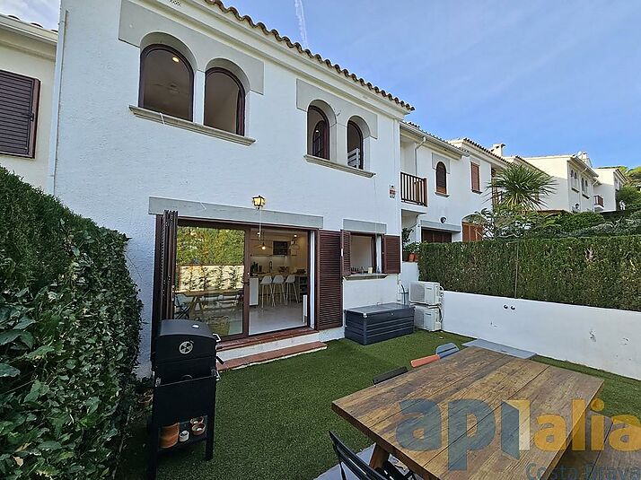 MAISON DE VILLE AVEC JARDIN ET PISCINE COMMUNAUTAIRE À S'AGARÓ-ST.POL