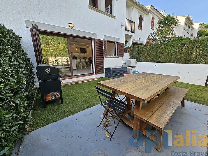 MAISON DE VILLE AVEC JARDIN ET PISCINE COMMUNAUTAIRE À S'AGARÓ-ST.POL