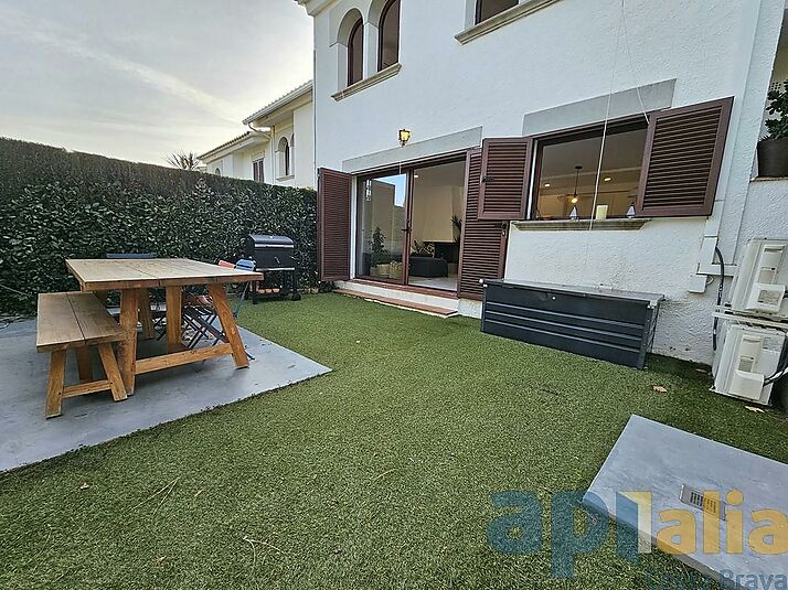 MAISON DE VILLE AVEC JARDIN ET PISCINE COMMUNAUTAIRE À S'AGARÓ-ST.POL