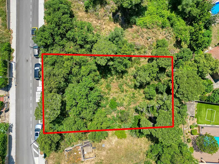 Grand terrain pour construire une maison spacieuse.