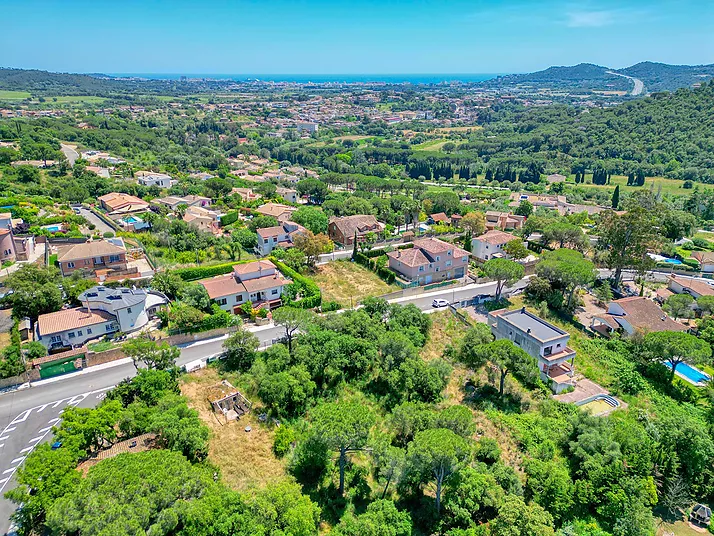 Grand terrain pour construire une maison spacieuse.