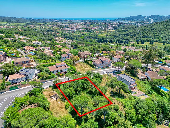 Grand terrain pour construire une maison spacieuse.