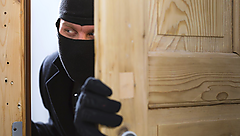 Découvrez comment protéger votre maison des voleurs pendant les vacances.